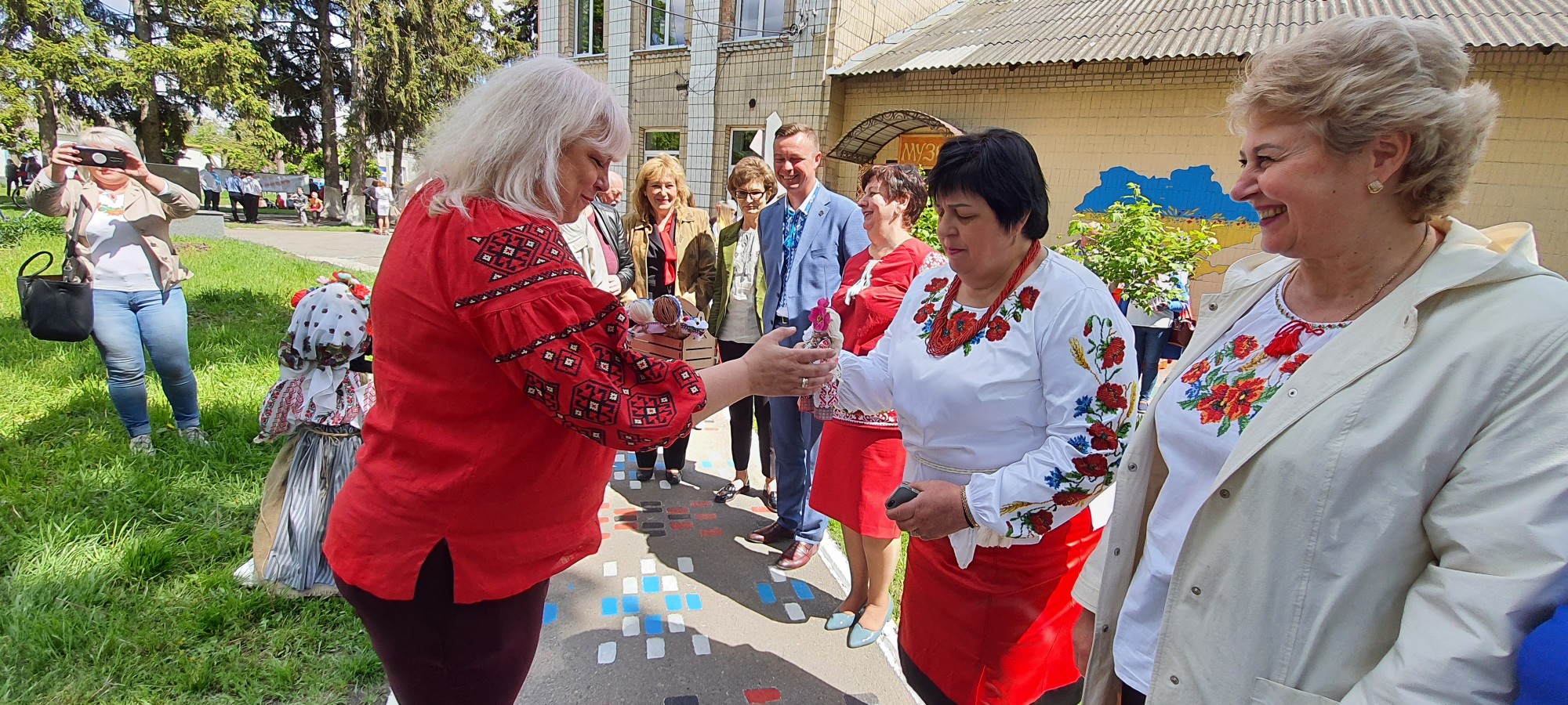 21.05.2021 р., в Сквирській міській територіальній громаді  відбувся захід з відзначення 15 річниці Всесвітнього дня вишиванки пі гаслом «Земля наших предків для наших нащадків»